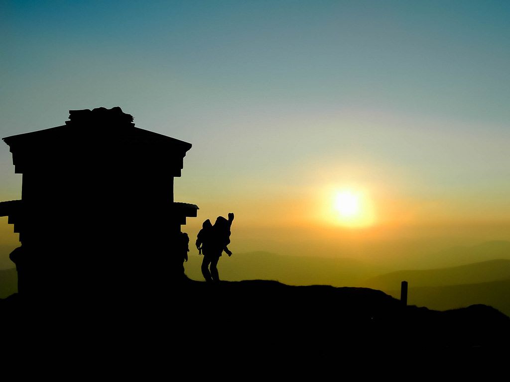Bergsteiger bei Sonnenaufgang