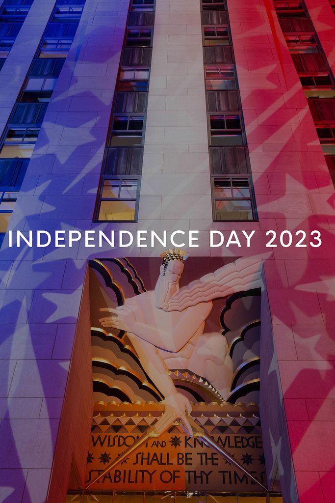 Berühmtes New Yorker Gebäude Rockefeller Center, erleuchtet während der Wahlnacht in den Farben der US-Flagge hinter dem Text Independence Day 2023