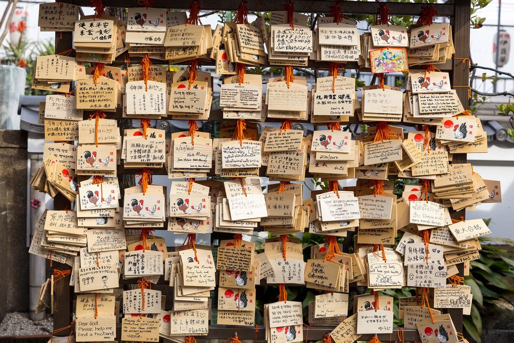 Beschriftete Holzschilder vor dem Tempel 摩利支天 徳大寺 in Ueno