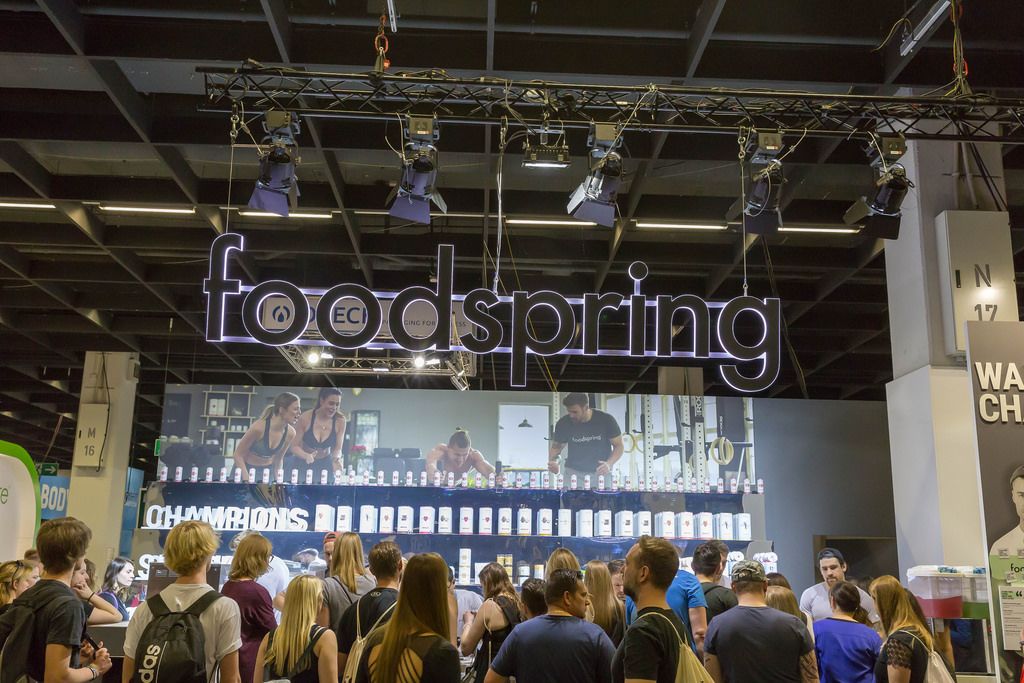 Besucher am Messestand von foodspring - FIBO Köln 2018