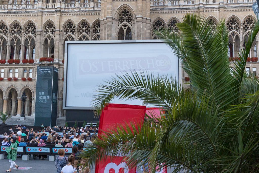 Besucher des 28. Film Festival vor einer großen Leinwand am Wiener Rathauspaltz