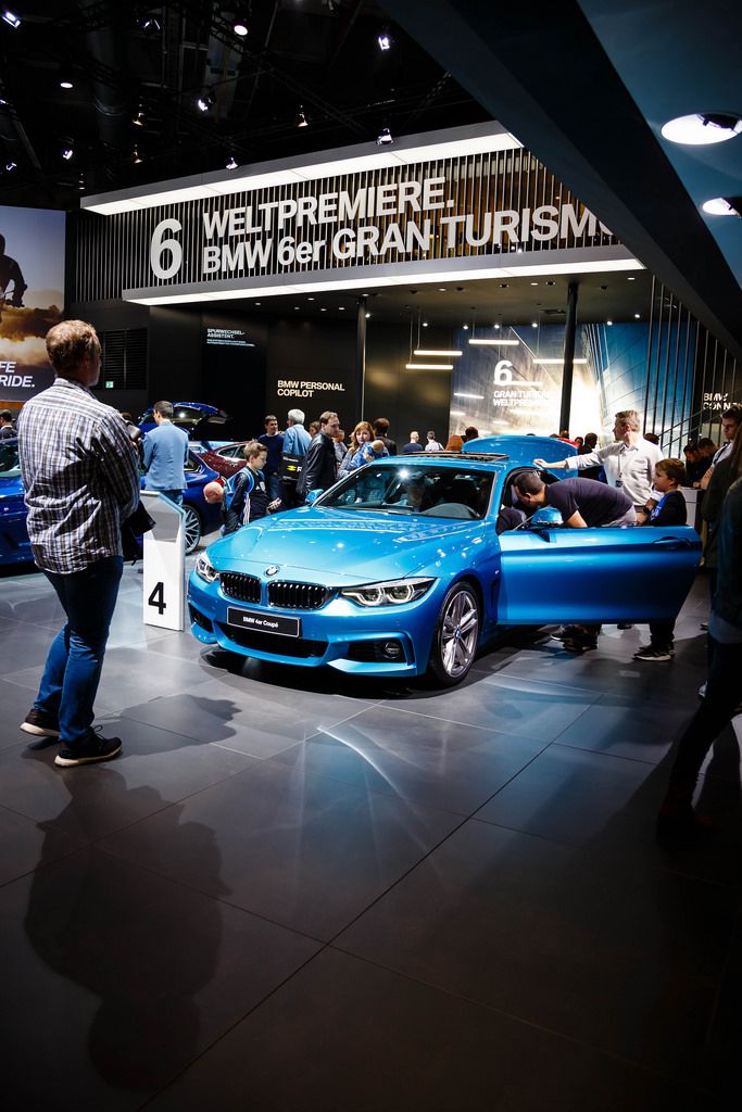 Besucher schauen sich das Modell BMW 4er Coupé an