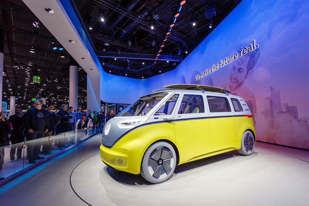 Besucher schauen sich das neue Konzept Buzz der I.D. Familie von Volkswagen an