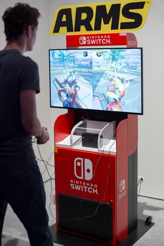 Besucher spielt ARMS auf Nintendo Switch