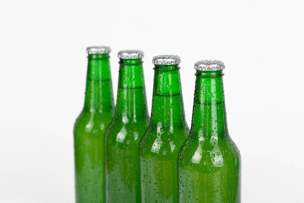 Bierflaschen in einer Reihe