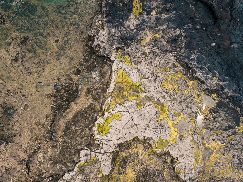 Bird eye view of the rocky landscape covered in moss / Vogelperspektive der felsigen Landschaft umfasst im Moos
