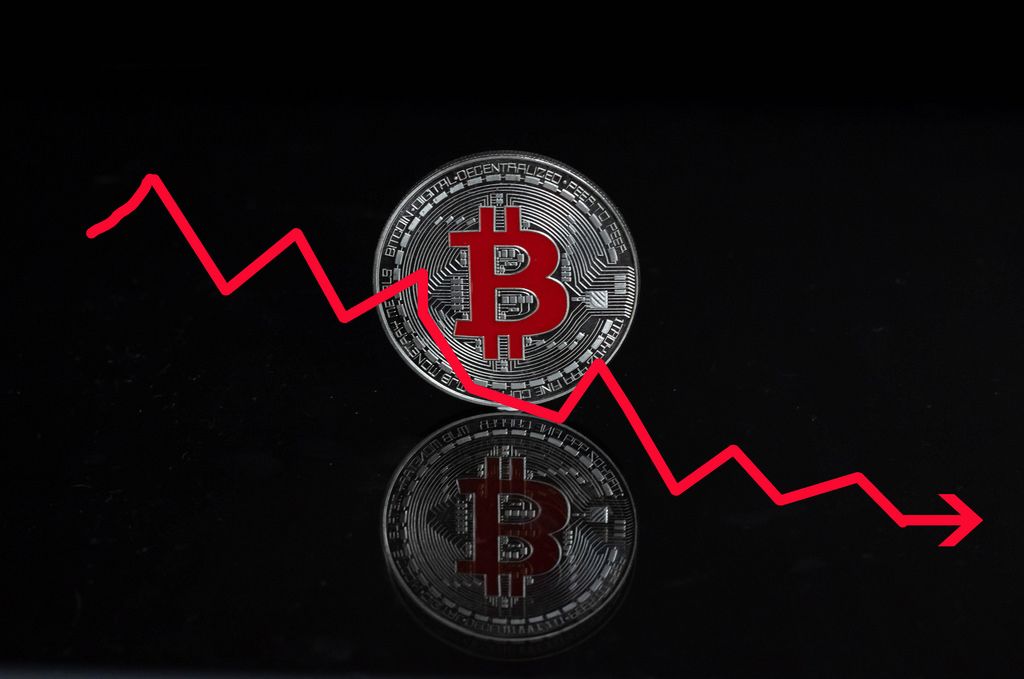 Bitcoin Absturz - Bitcoin Münze mit einer roten Falllinie auf schwarzem Hintergrund