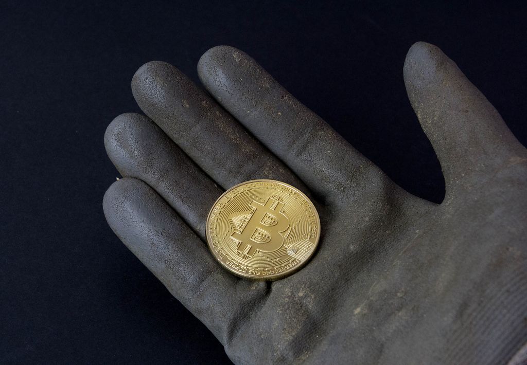 Bitcoin in schmutziger Hand