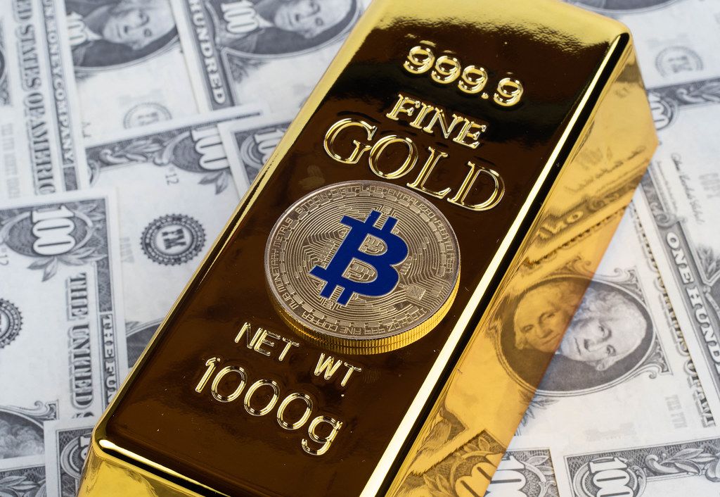 Bitcoin mit Goldbarren und Geld