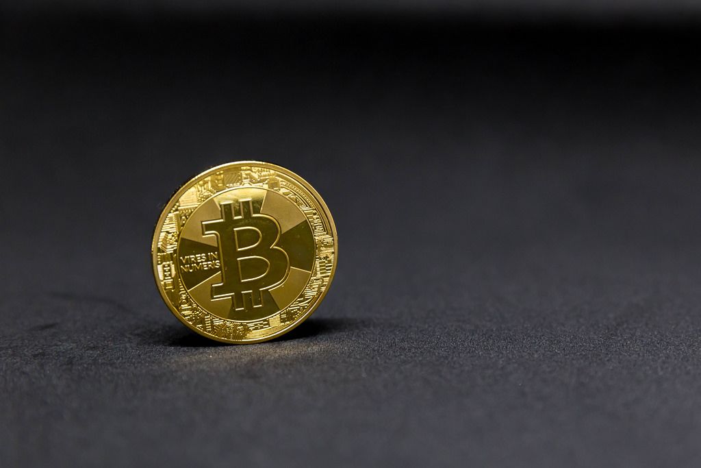 Bitcoin vor schwarzem Hintergrund