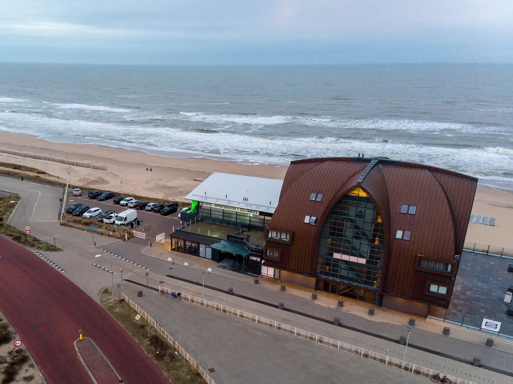 Blick aus der Luft \u00fcber Strand von Bloemendaal aan Zee mit Strandhotel ...