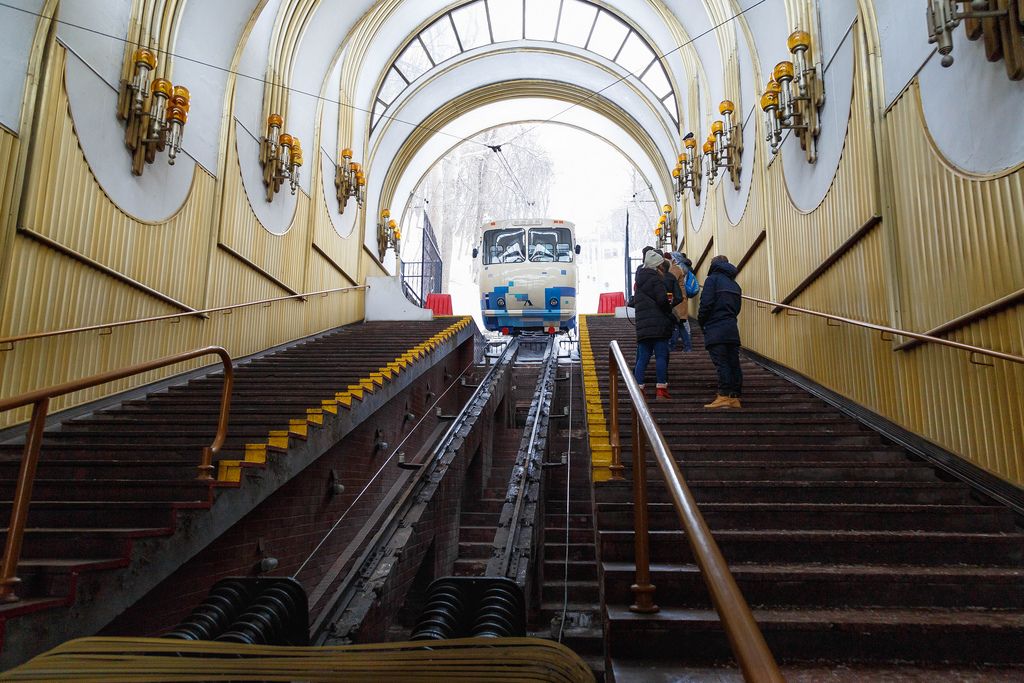 Blick durch architektonisch interessante Station auf Seilbahn in ukrainischer Hauptstadt Kiew