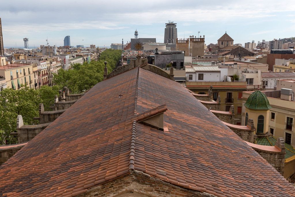 Blick über die mediterranen Dächer auf das Hotel W am Platja de Sant Sebastià Strand in Barcelona, Spanien