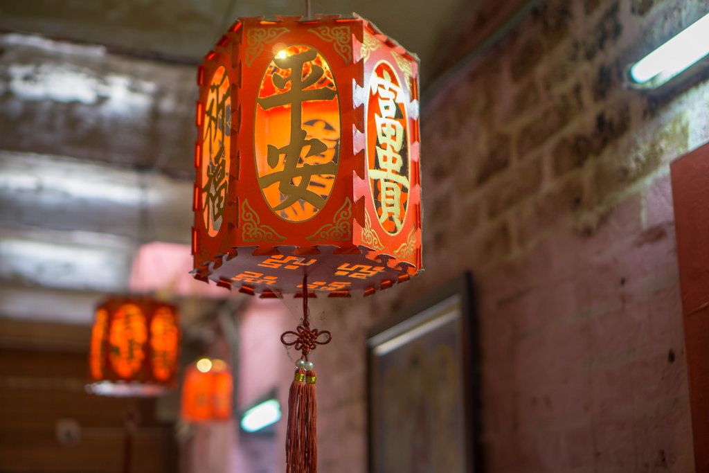 Bokeh einer roten China-Lanterne im Jade Kaiser Pagoda Tempel in Saigon