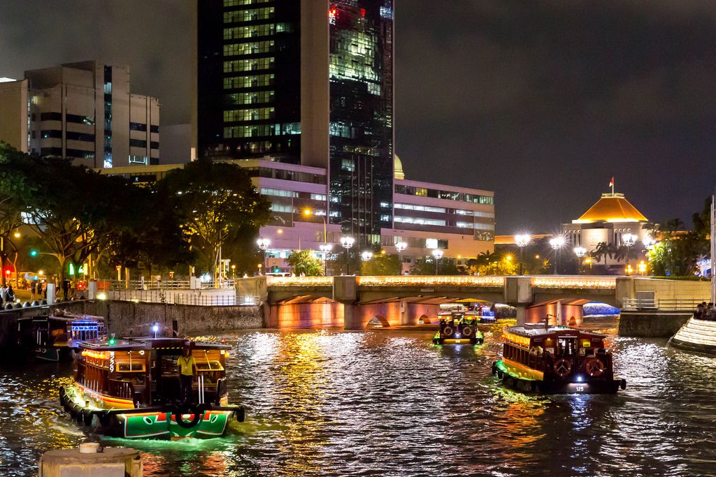 Boote bei Nacht am Singapore River in Singapur