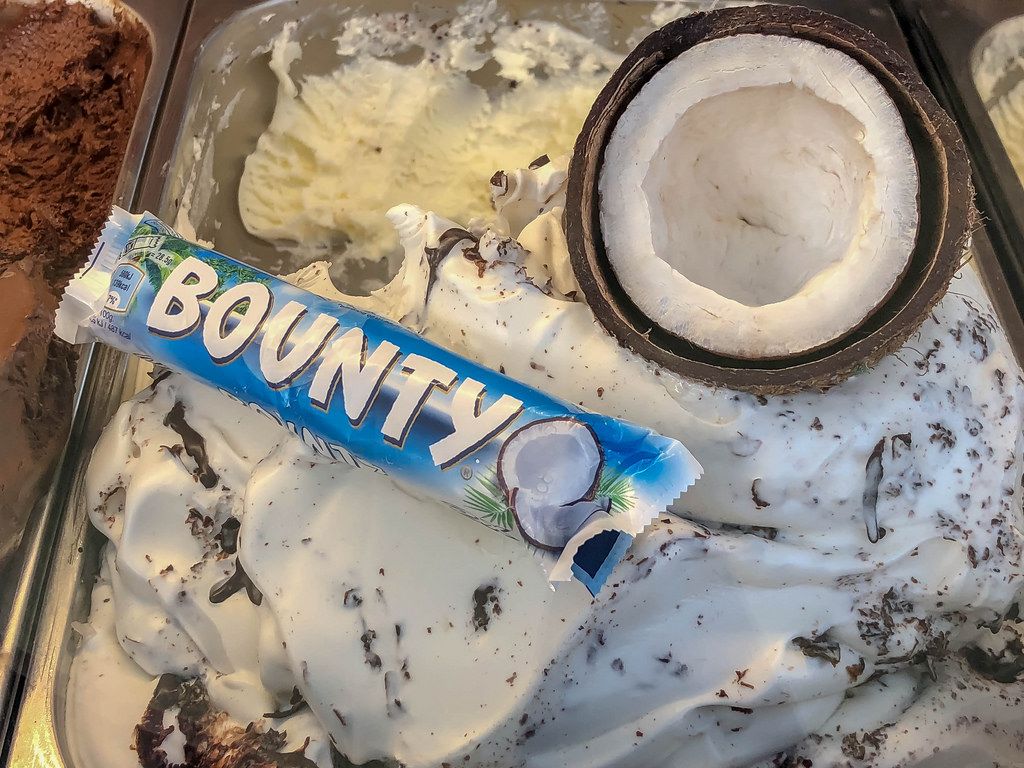 Bounty Kokosnuss Eis mit einer halben Kokosnuss und einem Bounty ...