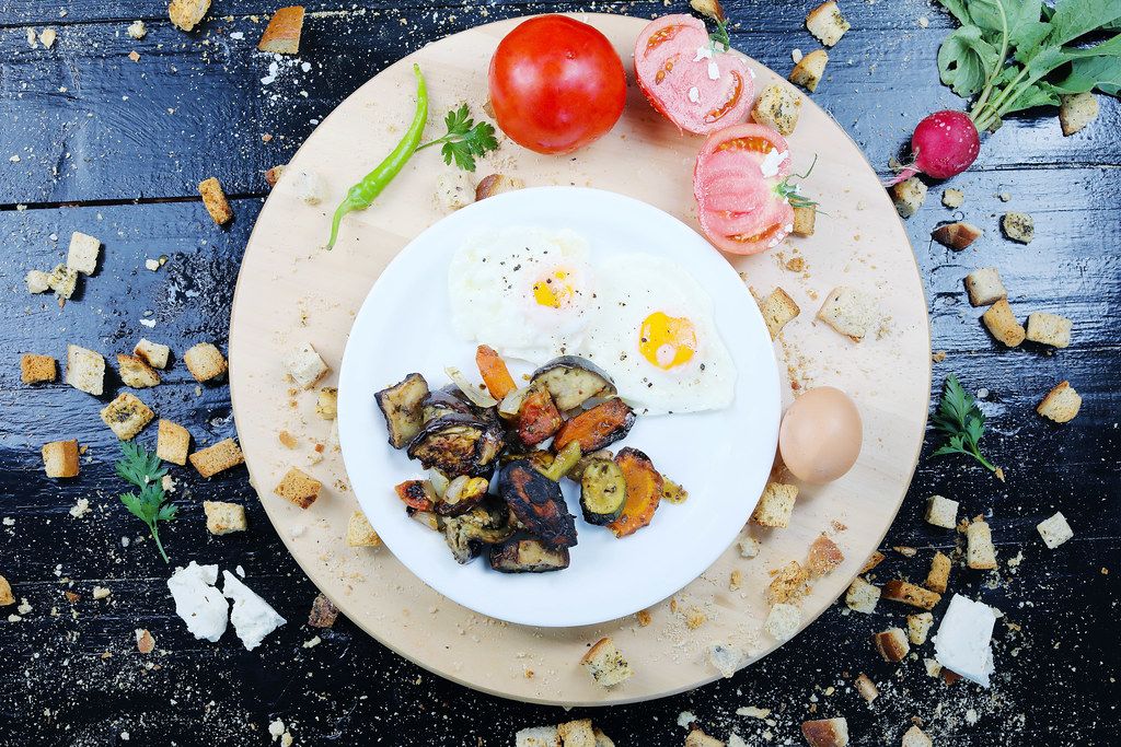 Breakfast with fried eggs and grilled vegetables (Flip 2019)