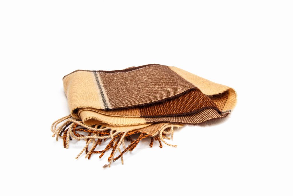 Brown-Schal auf weißem Hintergrund