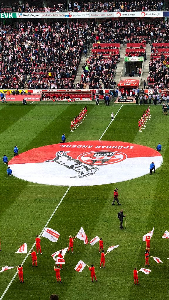 Bundesliga-Spiel 1.FC Köln - Bayern München im Rhein-Energie-Stadion in Köln: das Programm auf dem Platz kurz vor dem Spiel