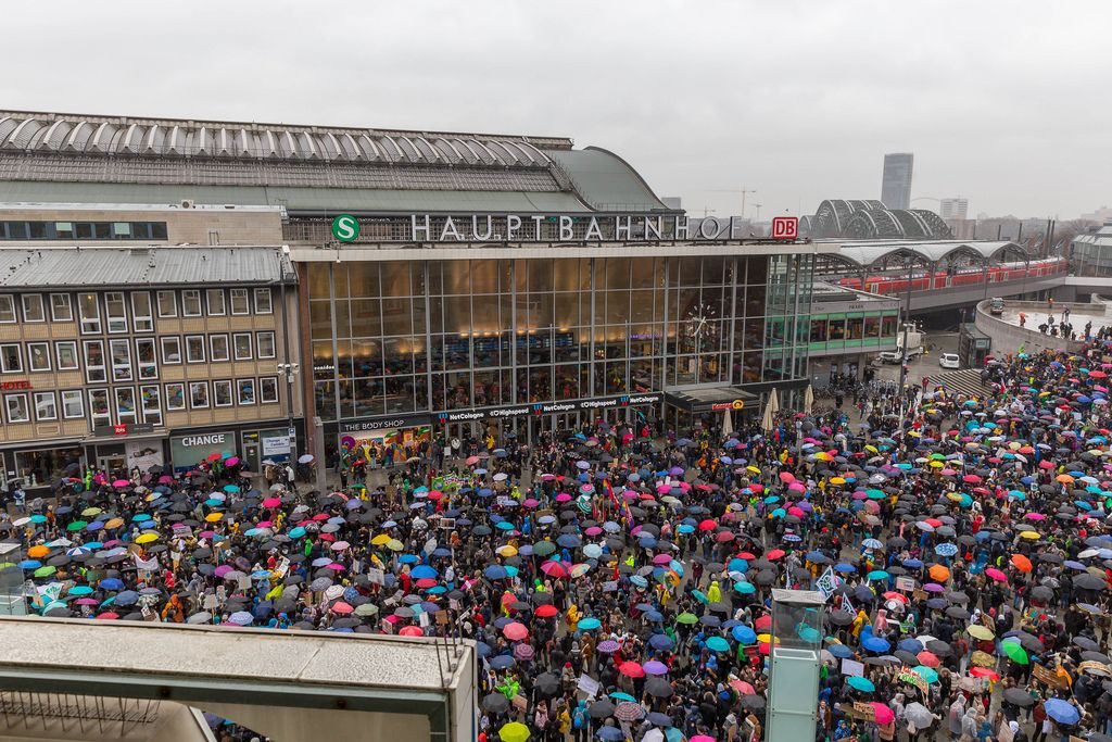 Bunte Regenschirmen der Fridays For Future Demonstrierenden in Köln