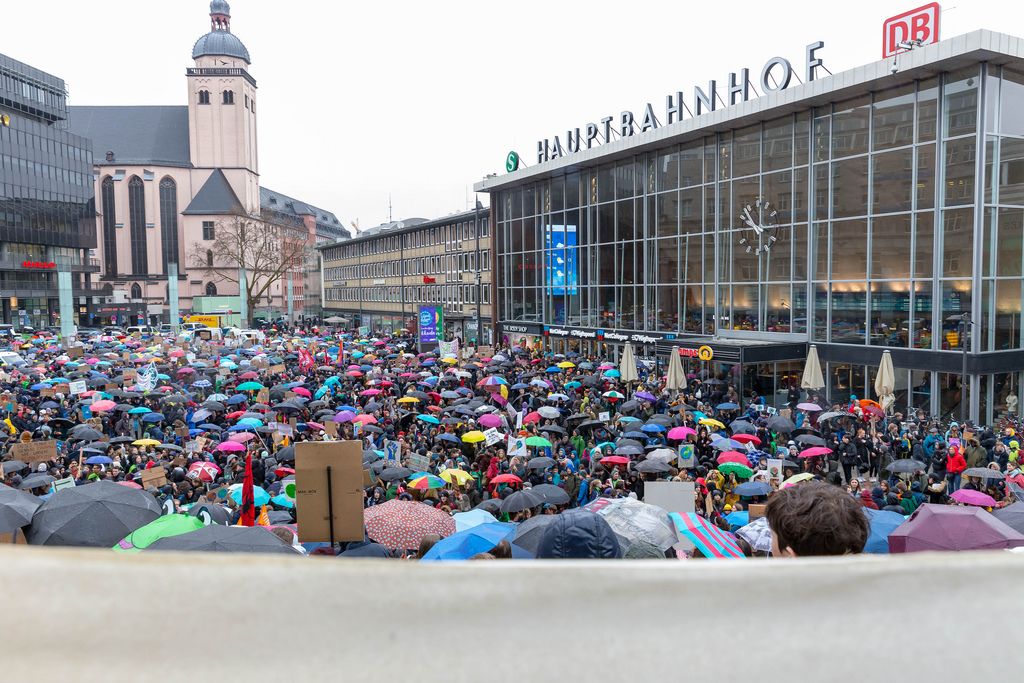 Bunte Regenschirmenkavalkade auf Fridays For Future vor dem Kölner Hauptbahnhof