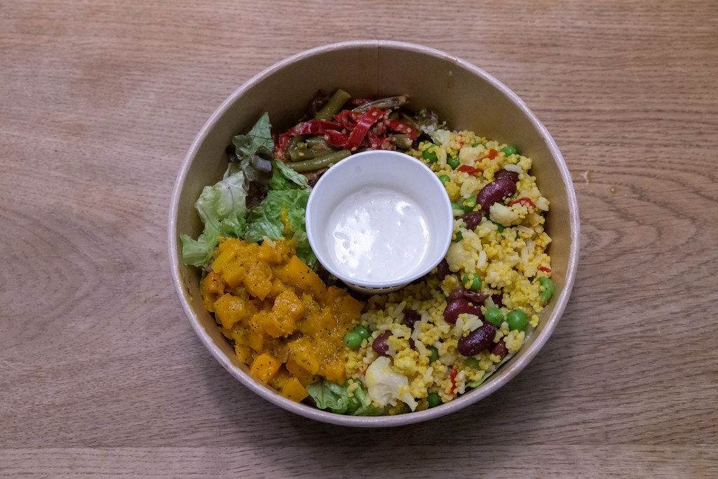 Buntes Mittagessen: Vegane Bio Vital-Bowl mit Salat, Kidneybohnen, Reis ...