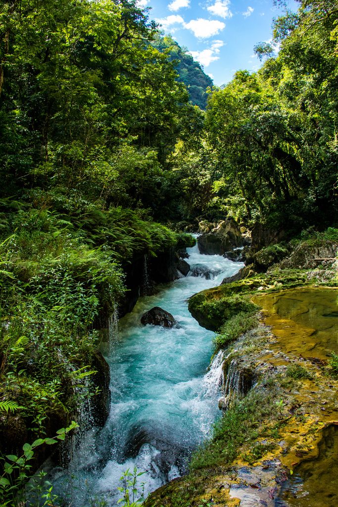 Cahabon River bahnt sich seinen Weg durch Felsen und Dschungel in Guatemala