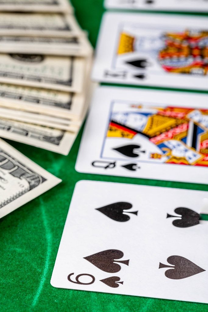 Casino Glücksspiel mit Paketkarten und Geld auf einem grünen Spieltisch