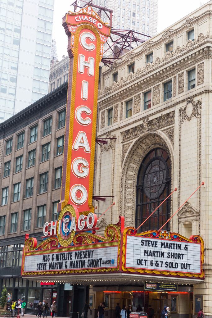 Chicago Theatre mit dem Logo der Chase Bank