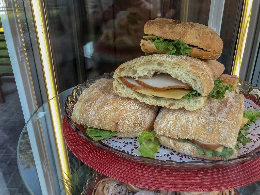 Ciabatta-Sandwiches mit Schinken, Käse und Kopfsalat