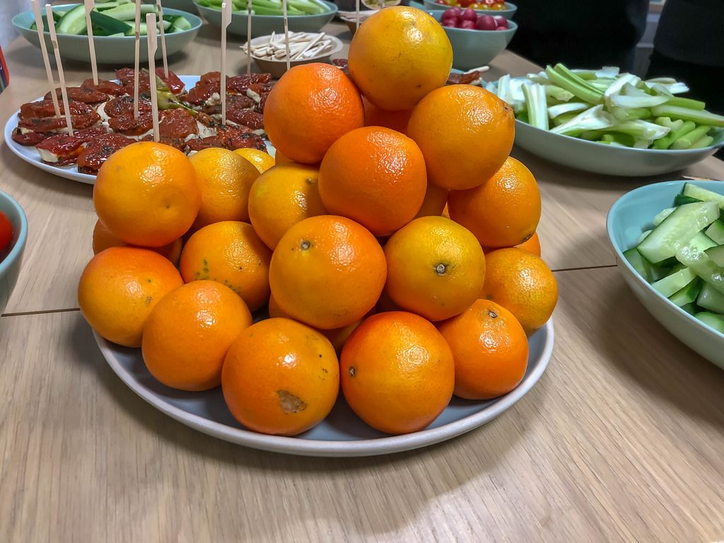 Clementinen auf einem Teller bei einem Rohkost-Buffet