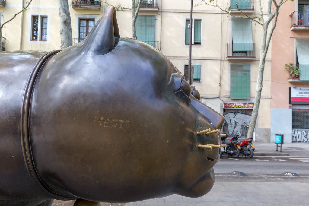 Close-up and side profil of the cat statue El Gato de Botero with
