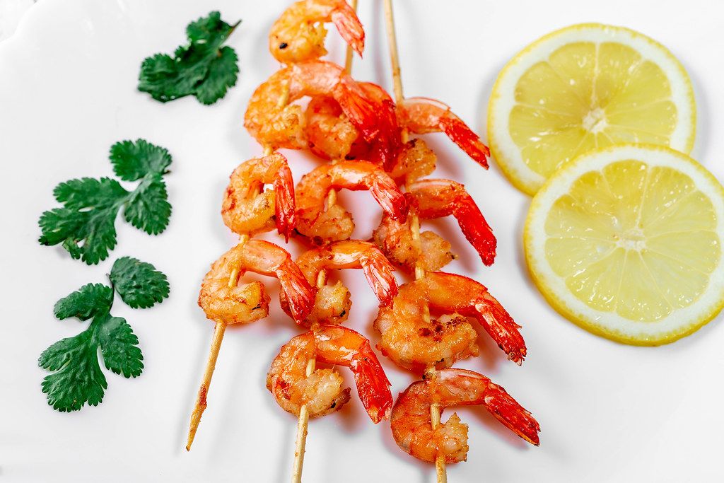 Close-up of grilled shrimp with lemon slices - Creative Commons Bilder