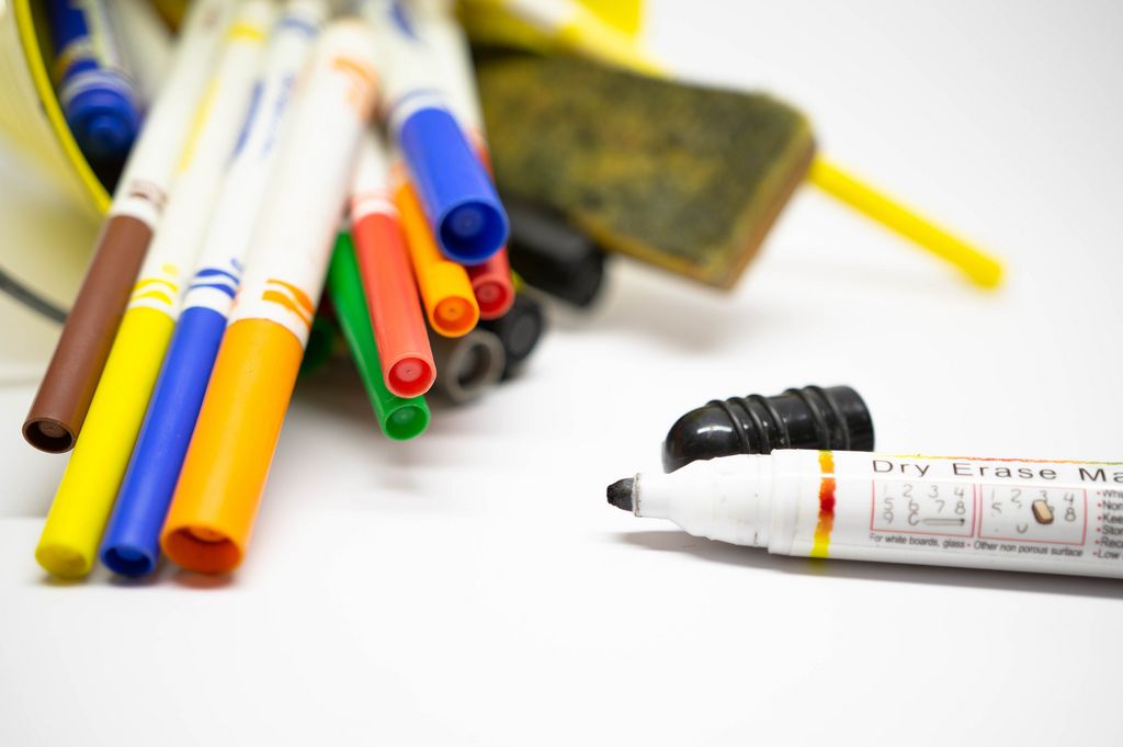 Color pens and whiteboard marker - Creative Commons Bilder