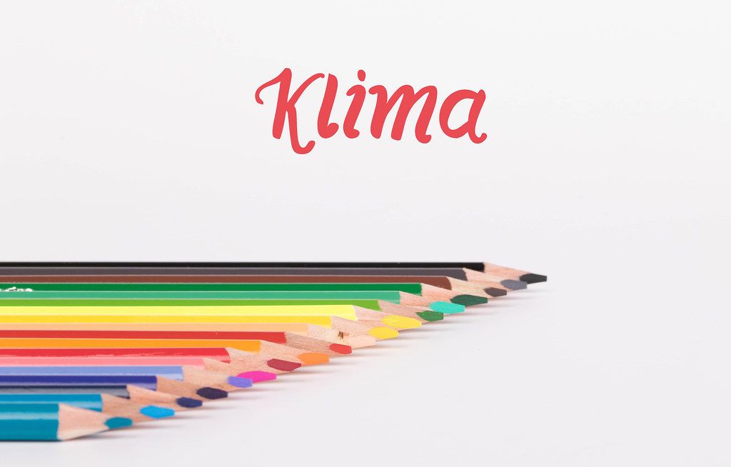 Colorful pencils on white background with text Klima