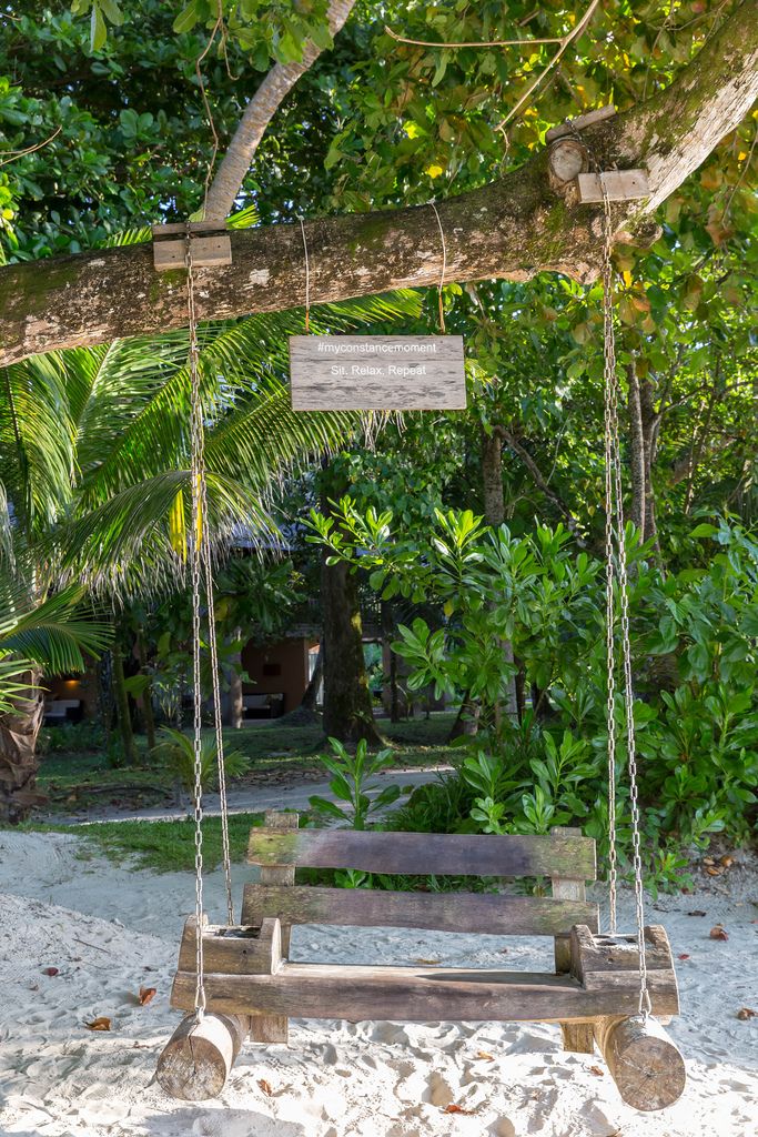 Constance Ephelia Resort auf Mahé (Seychellen) lädt mit Holzschaukel zum Sitzen und Entspannen ein, um #myconstancemoment zu erleben