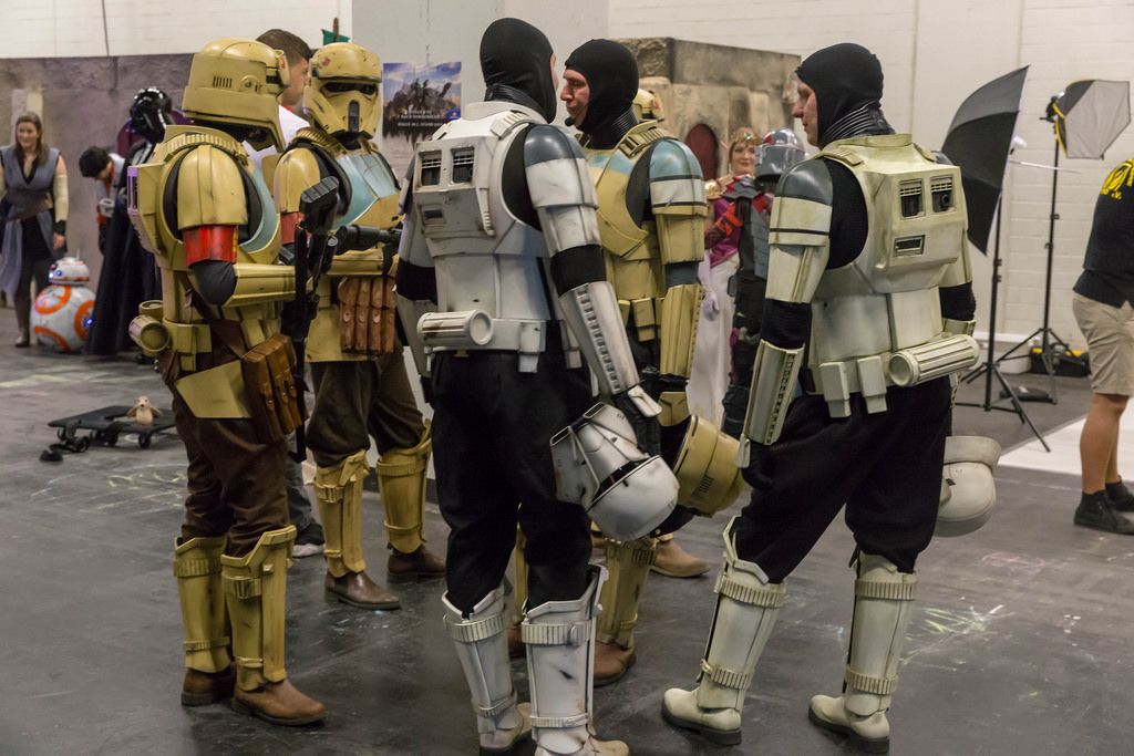 Cosplayers verkleidet als Star Wars Soldaten