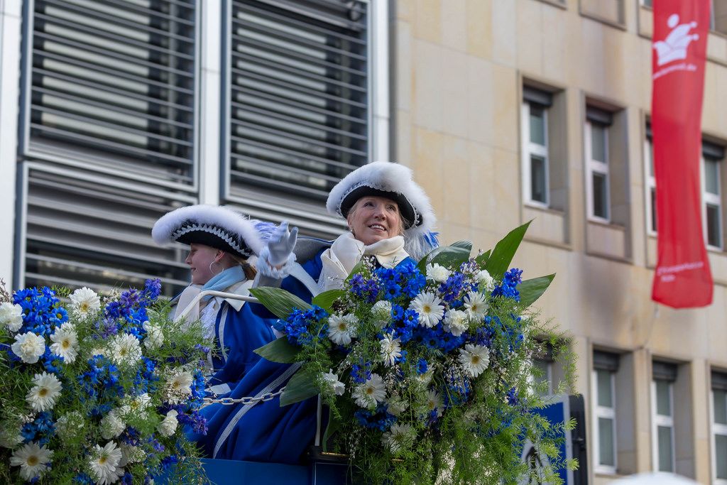 Damen in blau-weiß umgeben von Blumen - Kölner Karneval 2018