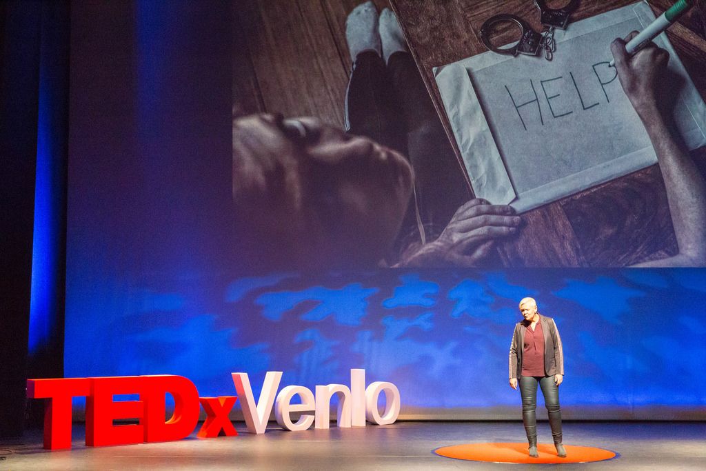Danielle van Went spricht über die dunkle Welt des Menschenhandels beim TEDxVenlo Event 2018