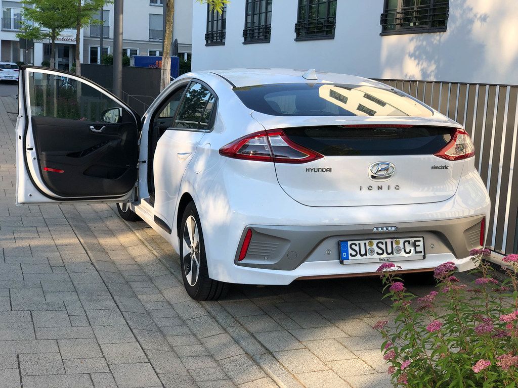 Das E-Auto Hyundai Ioniq electric von der Heckseite mit offener Fahrertür fotografiert