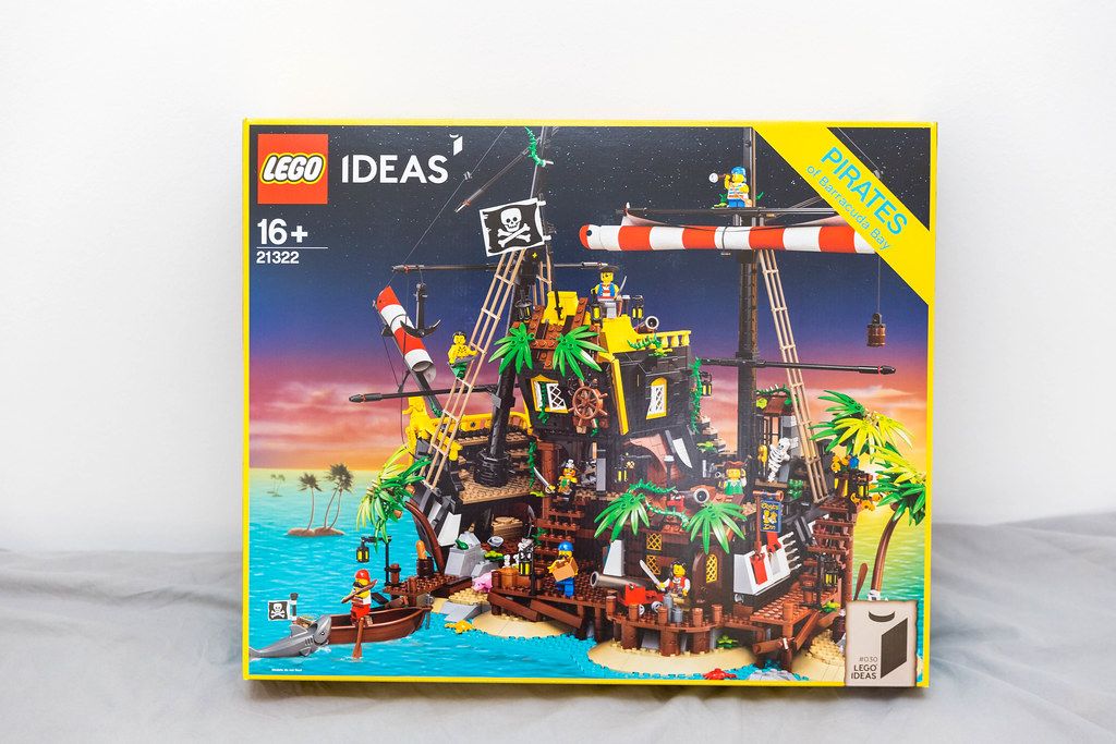 Das neue LEGO Ideas 21322 Pirates of Barracuda Bay Set: Packung vor weißem Hintergrund