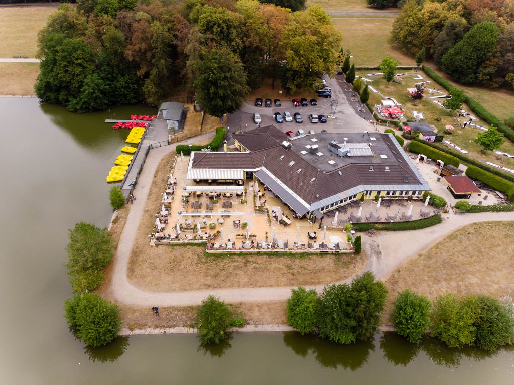 Das Restaurant Haus am See, Bootsverleih und Minigolfanlage aus der Luft fotografiert