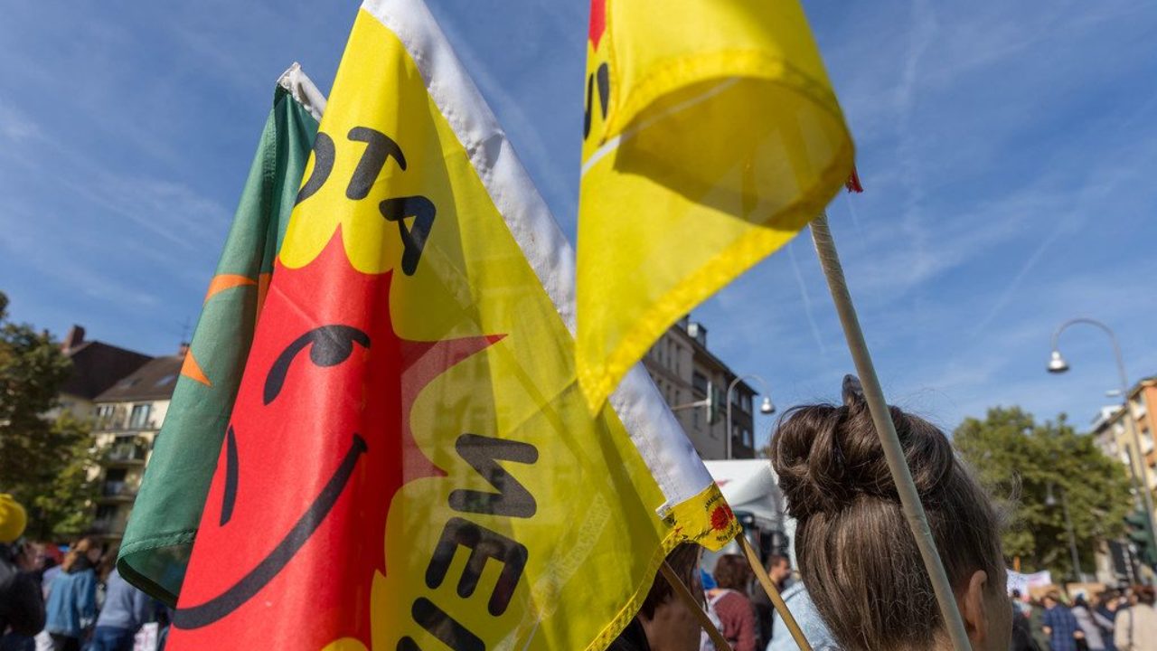 Demonstrierende Mit Atomkraft Nein Danke Fahne Bei Der Globalen Fridays For Future Demo In Koln Creative Commons Bilder