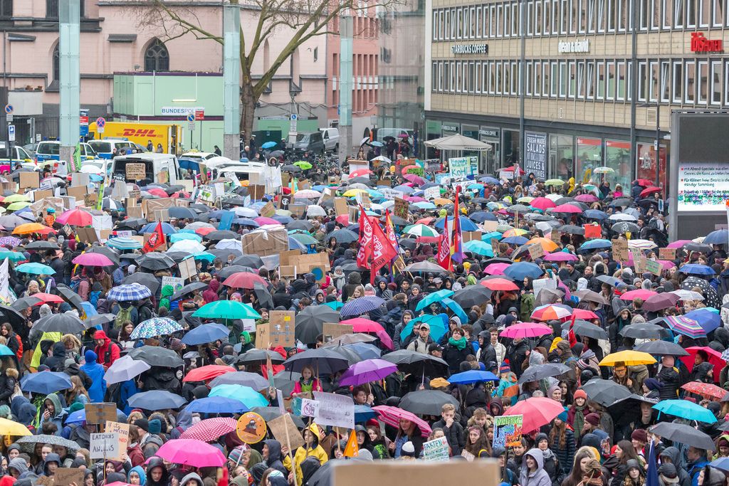 Demonstrierenden mit bunten Regenschirmen auf Fridays For Future