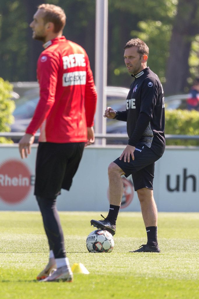 Der neue 1. FC Köln Trainer André Pawlak beobachtet seine Mannschaft während des Trainings
