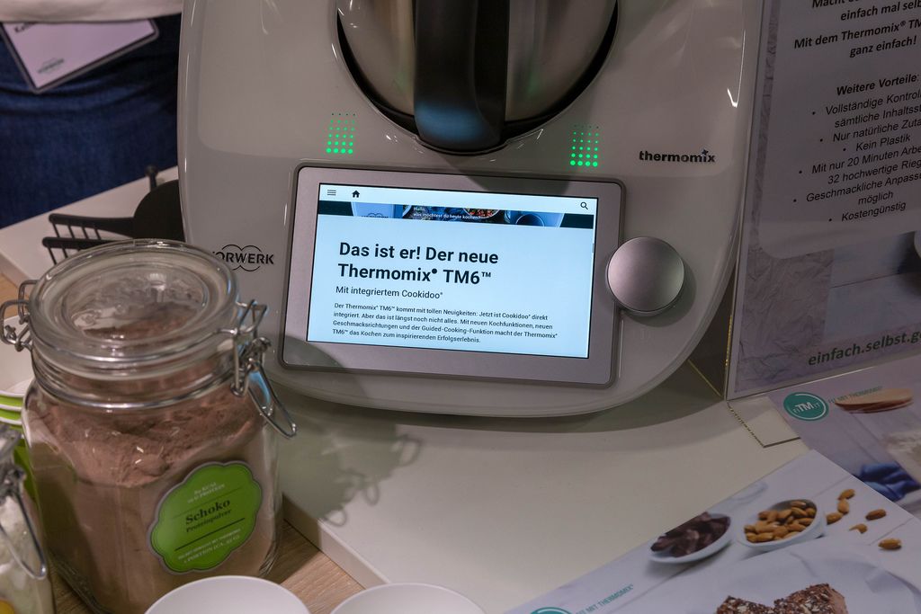 Der neue Thermomix TM6 multifunktionale Küchenmaschine mit Schoko Proteinpulver auf der Fibo-Messe Köln