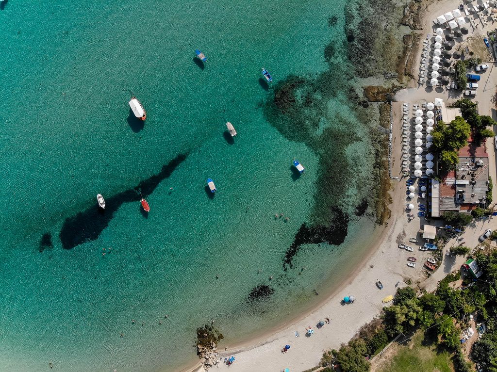 Der Strand in Afitos aus der Luft fotografiert