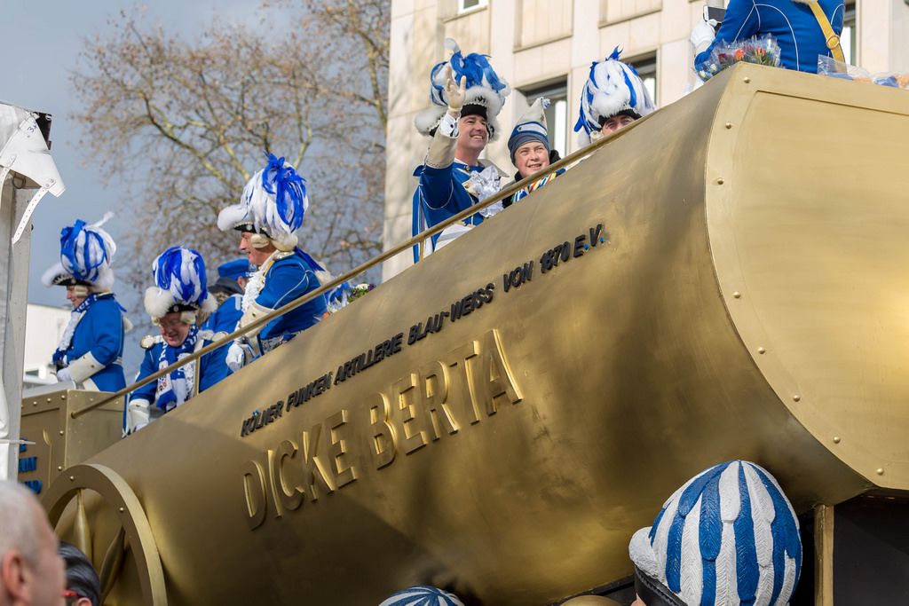 Der Wagen Dicke Berta der Kölner KG Blau-Weiß beim Rosenmontagszug - Kölner Karneval 2018
