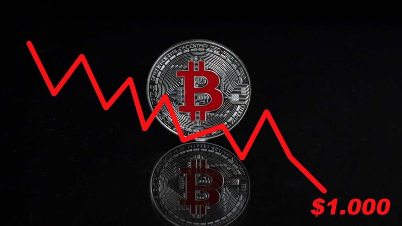 Der Wert eines Bitcoin sinkt auf 1000$ - Bitcoin-Münze mit einer sinkenden  roten Linie - Creative Commons Bilder