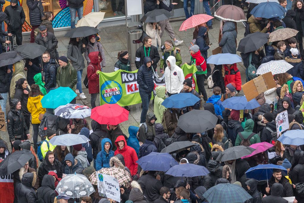 Deutsche Jugendliche mit 'Klima retten!' Schild auf Fridays For Future Köln